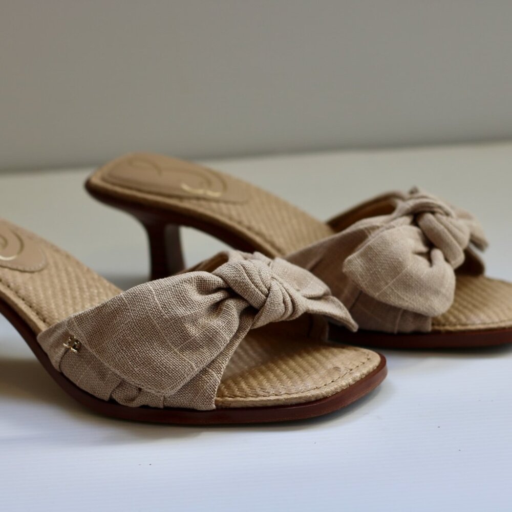 Kitten Heeled sandal with knotted fabric accent